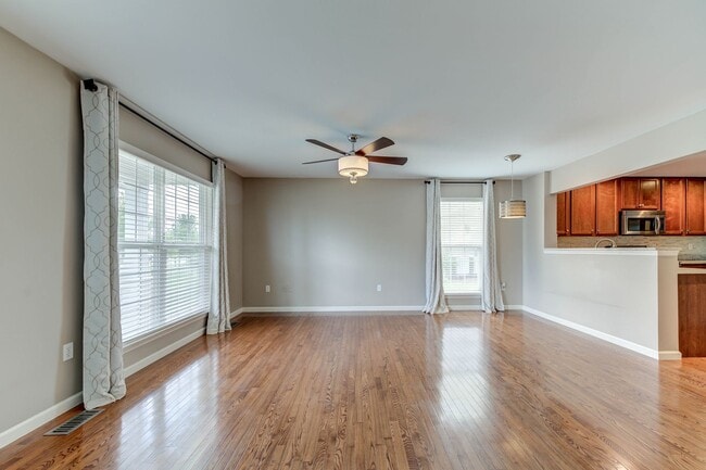 Building Photo - Gorgeous Updated 3 Bed 2.5 Bath Home w/2 C...