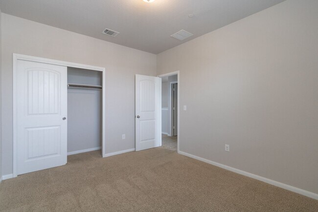 Building Photo - 2880 Donnell Dr