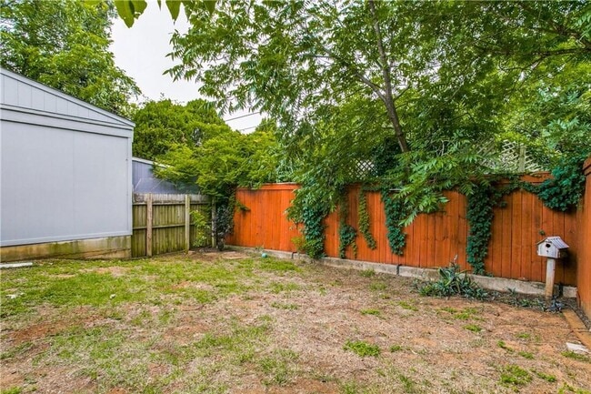 Building Photo - Beautifully Crafted 2/2.5/2 Town Home in Euless!