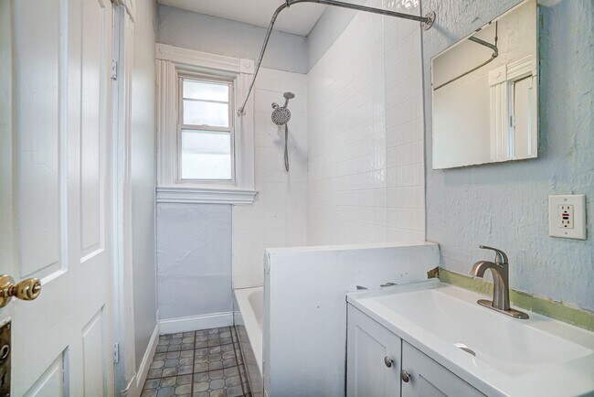 Building Photo - Three Bedroom in Cincinnati!