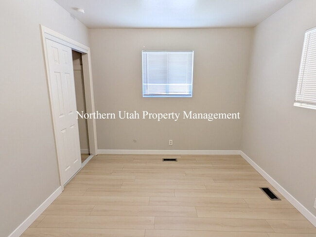 Building Photo - 2 bed 1 bath duplex
