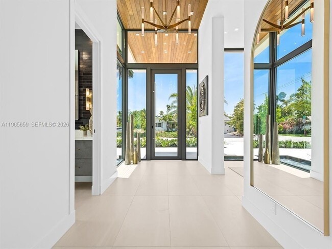 Building Photo - 2657 NE 34th St