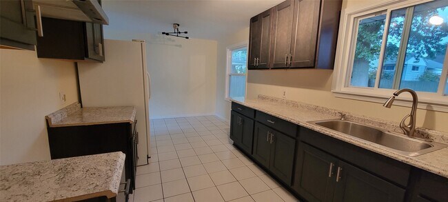 Building Photo - 2845 W 31st St