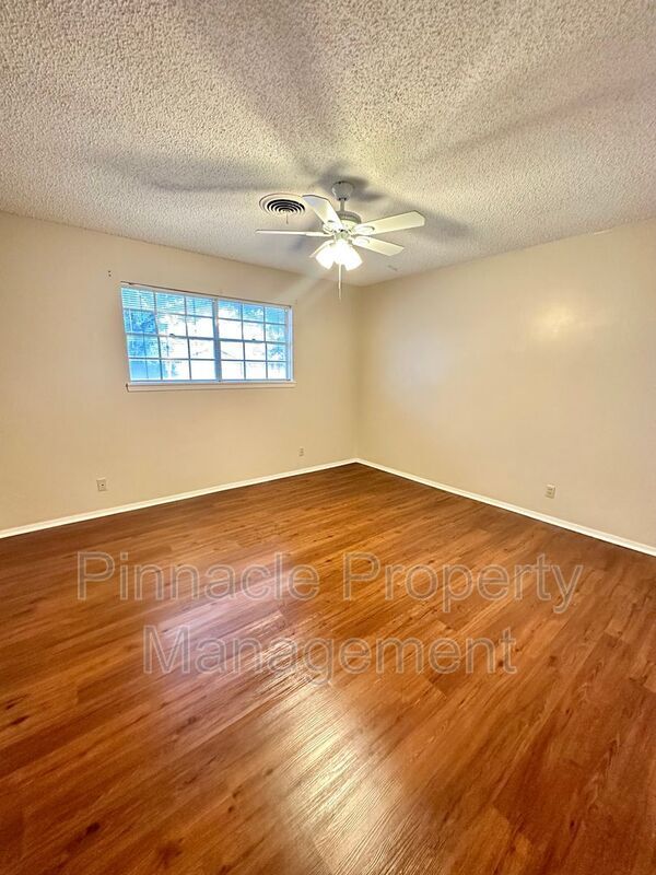 Building Photo - 2913 Oak Forest Dr