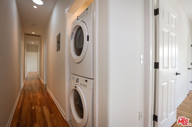 Building Photo - 806 N Alfred St