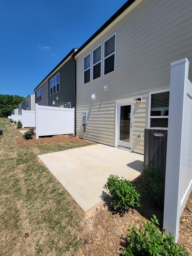Building Photo - 859 McKenzie Pk Ter