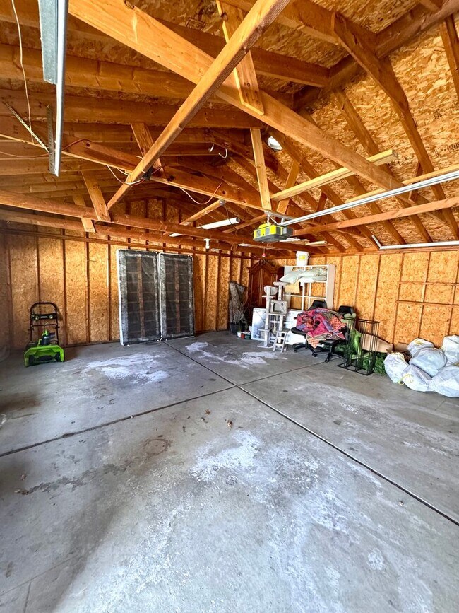 Building Photo - Spacious 5-Bedroom Home in Prime Royal Oak Location – $2,900/month