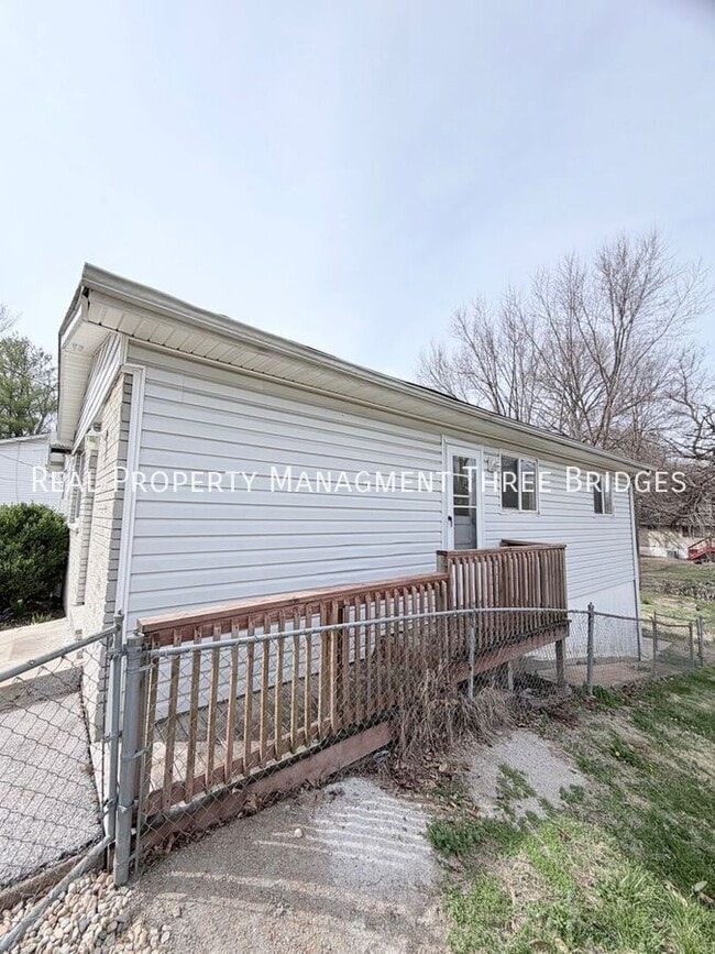 Building Photo - 241 Flora Dr