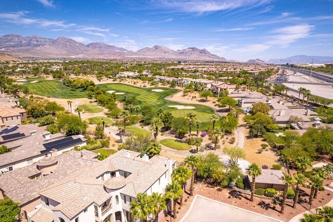 Building Photo - Beautiful Single-Story Residence in Premier Golf Course Community