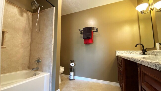 Building Photo - Gorgeous 3 Bedroom, 2 Bathroom Split Level...