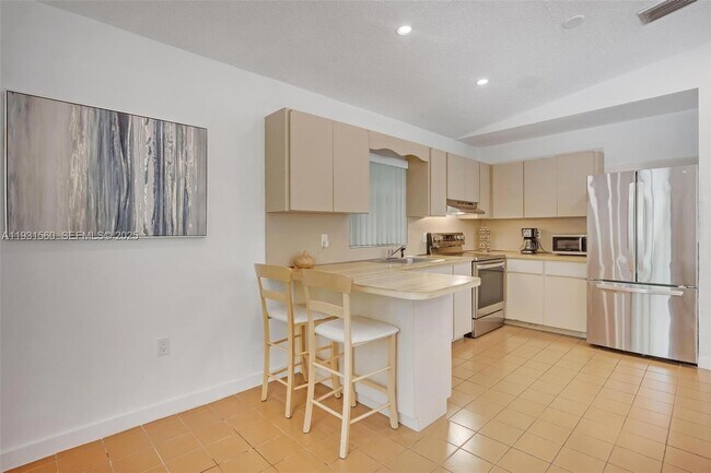 Building Photo - 139 N Bay Harbor Dr