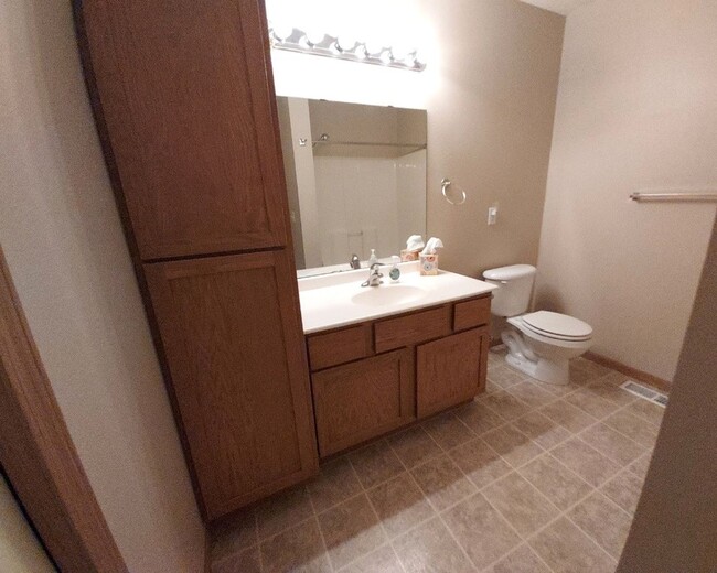 Building Photo - Nice 3 Bedroom 1.5 Bathroom Townhome in Hu...