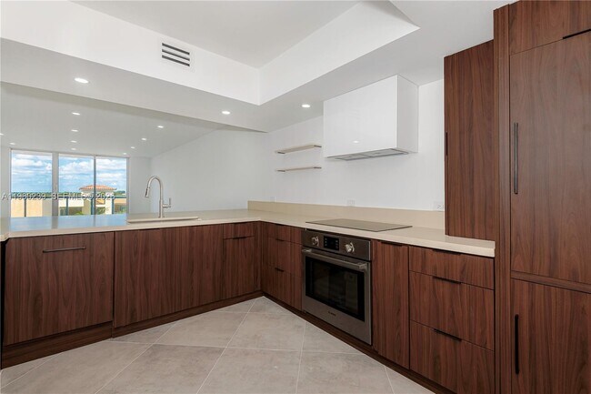 Building Photo - 8855 Collins Ave