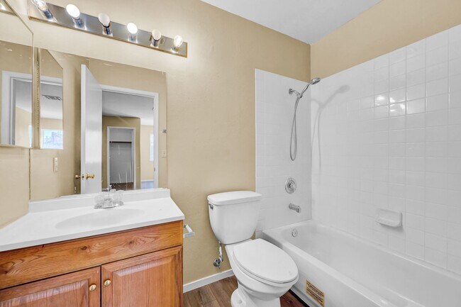 Building Photo - N Las Vegas Single Family Home - New Paint and LVP Flooring