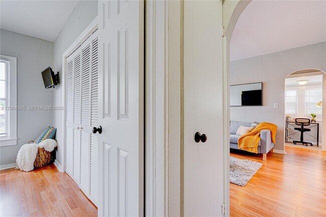 Building Photo - 227 SW 30th Ave