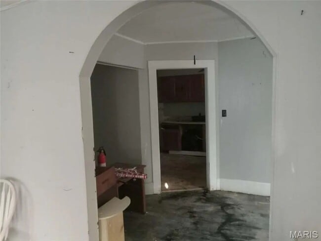 Building Photo - Fixer Upper with Character! $690 month