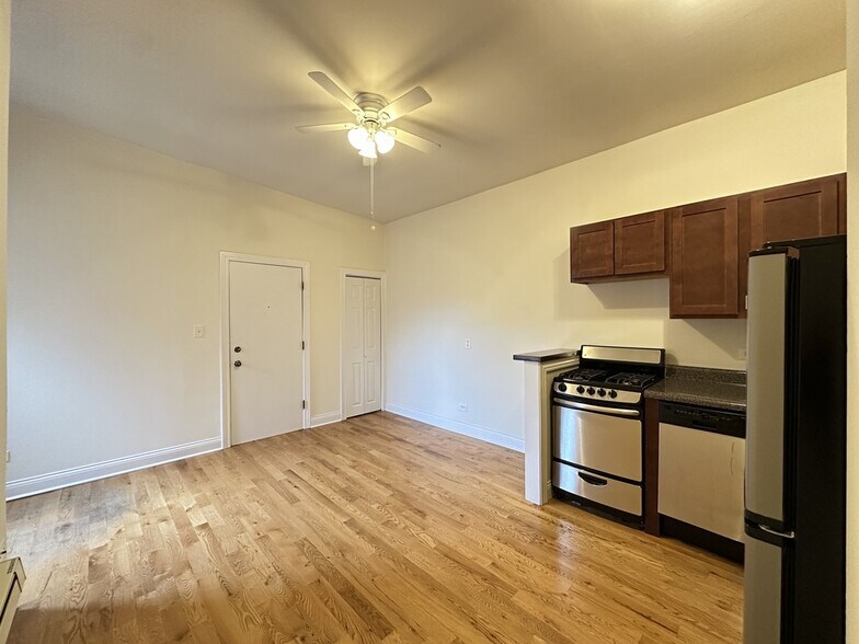 Building Photo - 824 W Cornelia Ave