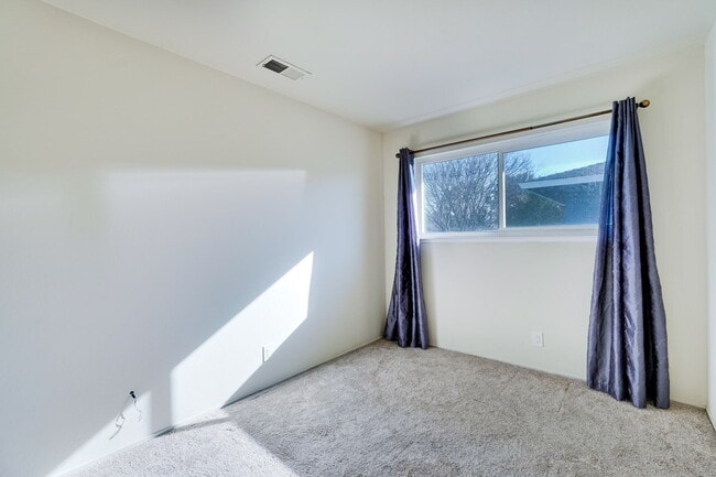 Building Photo - Conveniently located 2BR/1.5BA townhome style duplex unit in Sunnyvale