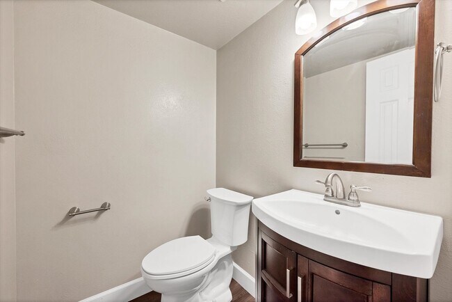 Building Photo - Bright & Spacious Townhome in Lakewood 2bd 2.5ba