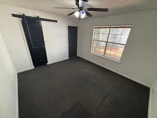 Building Photo - Spacious 4-Bed, 2-Bath Home with Yard and ...