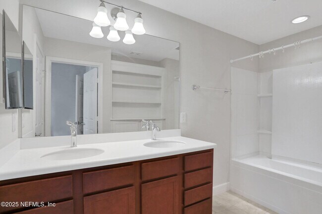 Building Photo - 6846 Roundleaf Dr