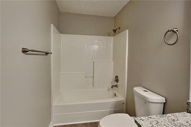 Building Photo - 400 Manor Glen Dr