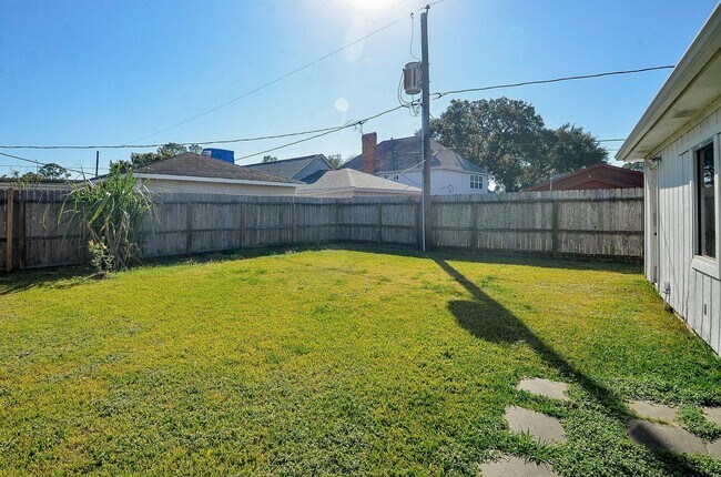 Building Photo - 9215 Sharpcrest St