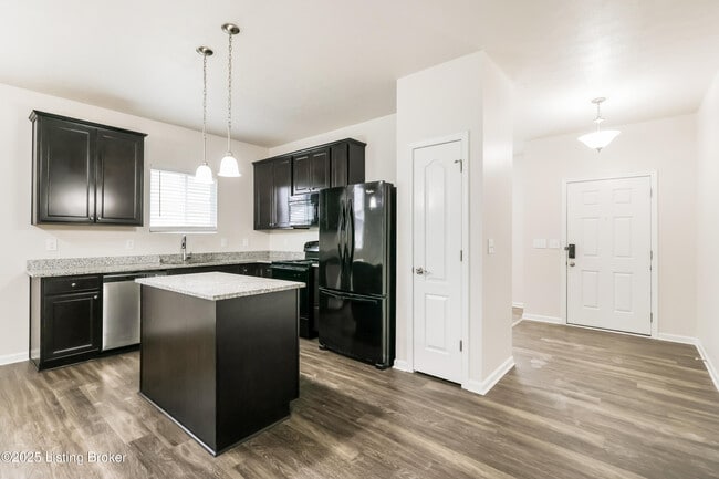 Building Photo - 6041 Edgemont Way