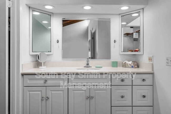 Building Photo - 420 Palos Verdes Blvd