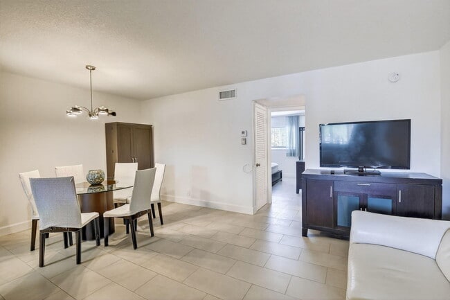 Building Photo - 581 Blue Heron Dr