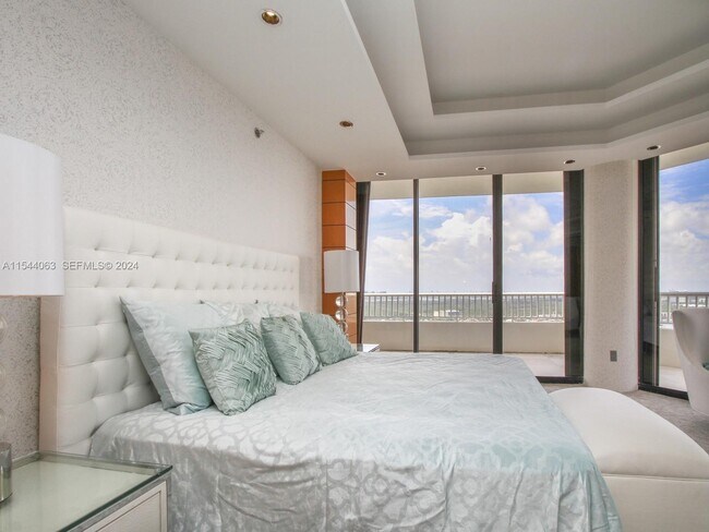 Building Photo - 2000 Island Blvd