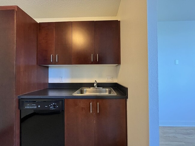 Building Photo - 1Bd/1Ba Home in Goose Hollow neighborhood ~ Secured Garage Parking and Additional Storage Unit!!!