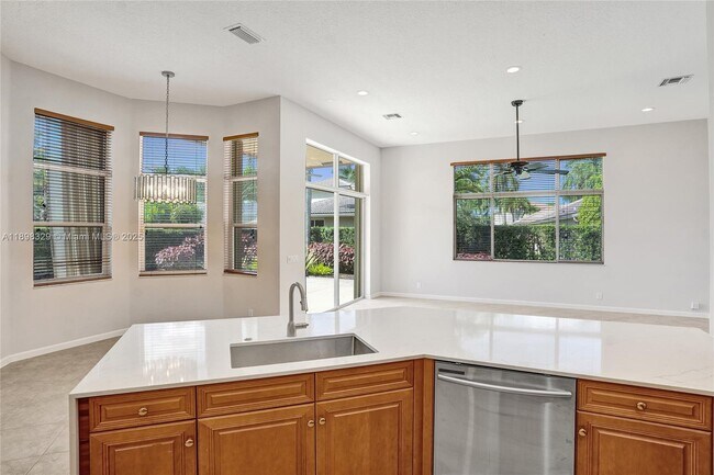 Building Photo - 2553 Jardin Manor
