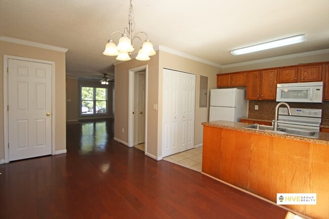 Building Photo - 760 Camelot Ln