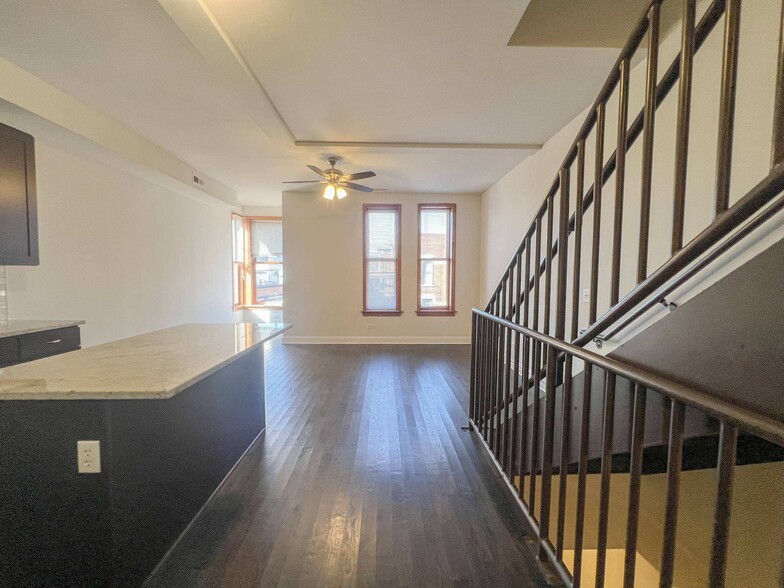 Building Photo - 939 W Armitage Ave