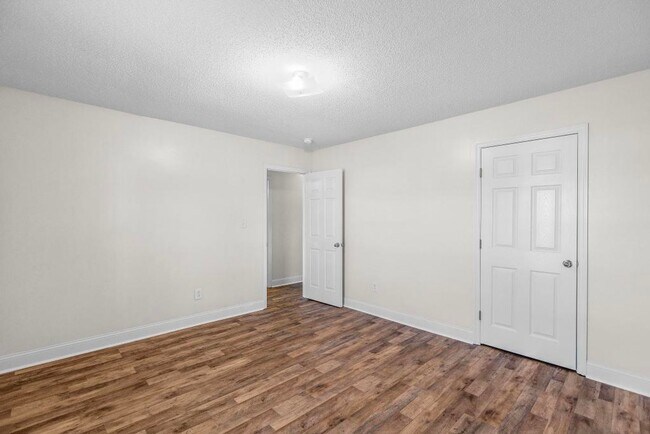 Building Photo - Large Ranch Home with 4BR/ 2 Bath with an ...