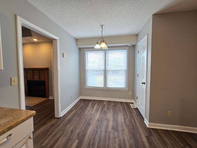 Building Photo - 1729 Crestview Dr