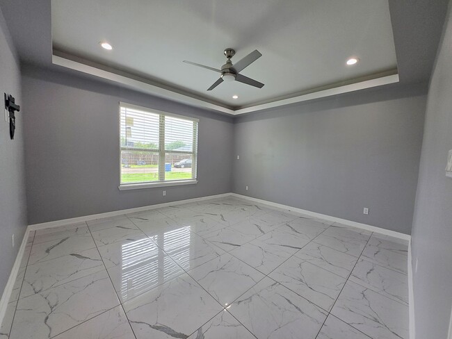Building Photo - Beautiful Modern 4 Bed/3 Bath/2 Gar Centra...