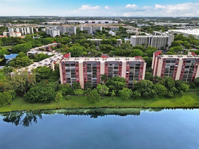 Building Photo - 2206 S Cypress Bend Dr