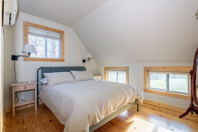 Building Photo - Barn-Style Modern Farmhouse with Mountain Views in Candler — 30 Minutes to Downtown Asheville