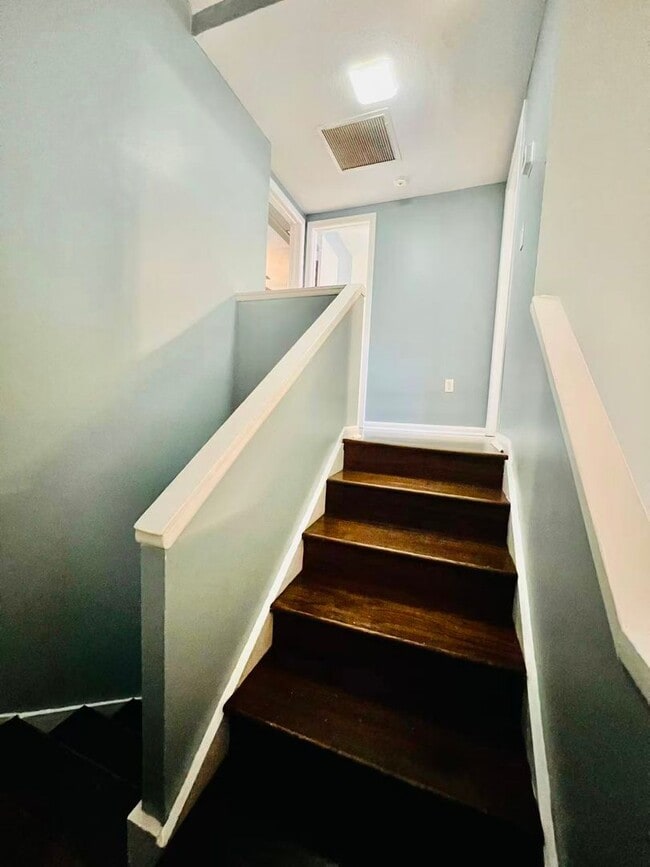 Building Photo - Nice 2bed and 1.5 bath townhouse near USF