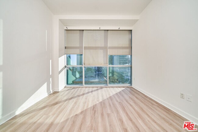 Building Photo - 3223 W 6th St