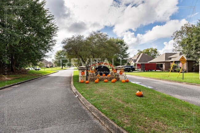 Building Photo - Stunning Luxury Home in Silverhill with Huge Diamond Shaped Backyard!