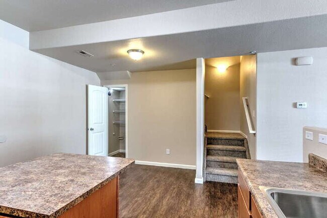 Building Photo - $1900 in Savings – Rent-Free December  // ...