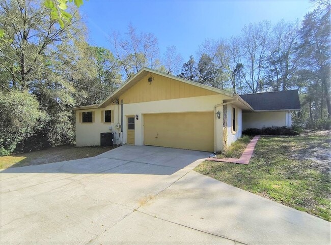 Building Photo - 2 Bedroom, 2 Bath , 2 Car Garage in Dunnel...