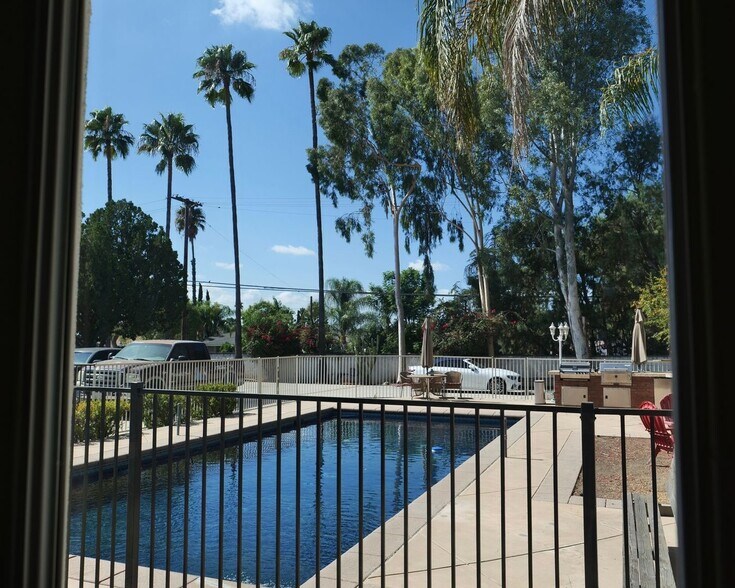 Building Photo - 10916 Arleta Ave