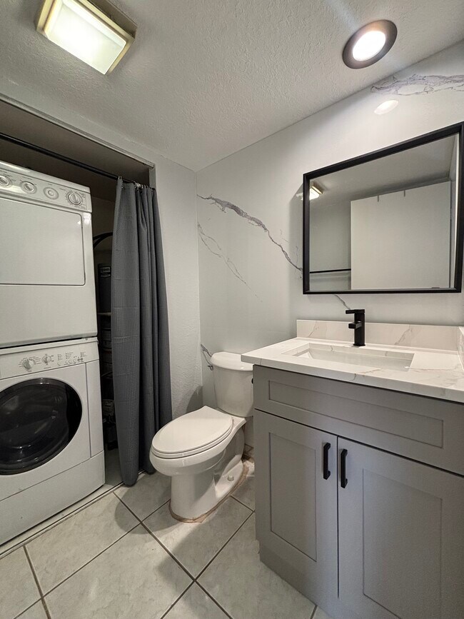 Building Photo - 1116 11th Ln