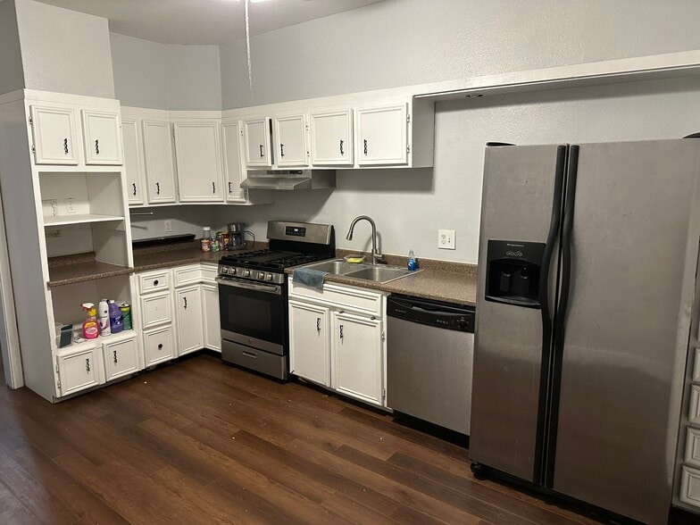 Building Photo - 1118 Santa Anna