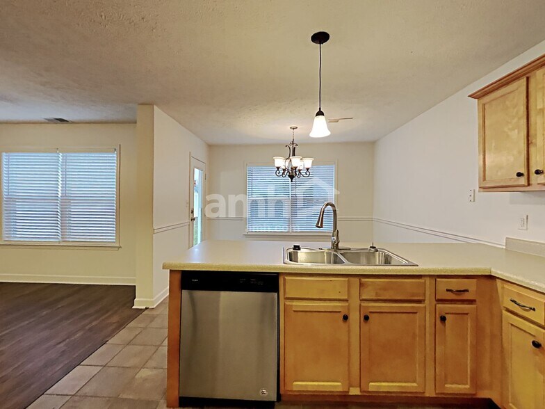 Building Photo - 1504 Beaconcrest Cir