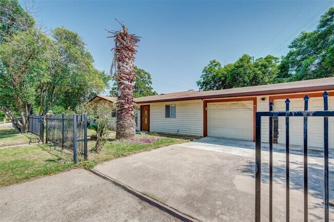 Building Photo - 1604 Springdale Rd